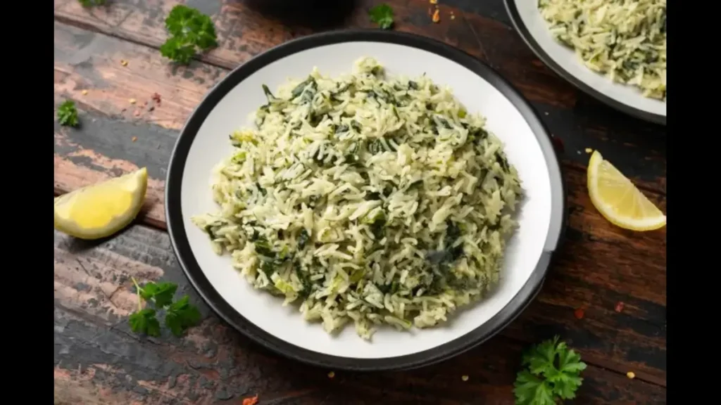 Italian spinach rice with garlic, broth and sliced red bell pepper
